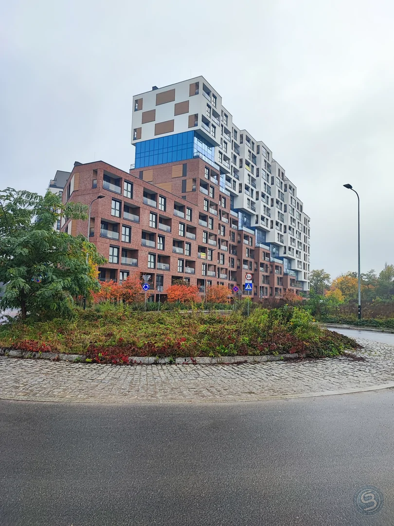 Mała przestrzeń, wielki efekt – jodełka Tarket ID55 w kawalerce w Krakowie.